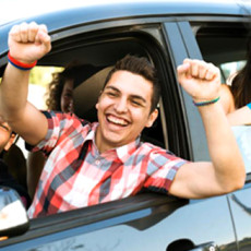 Usar el GPS para controlar a los adolescentes cuando salen en el auto